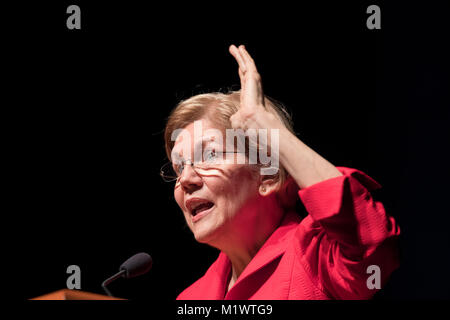 United States senator Elizabeth Warren, ein Demokrat aus Massachusetts, spricht am 15. Jahrestag Geldbeschaffungfall in Austin, Texas, für Annie's Liste, eine Gruppe, hebt Geld für liberale Frauen in der politischen Kandidaten. Warren sprach über Ihre frühen Störungen, Kinderbetreuung und wie es fast ihre Karriere entgleist. Stockfoto