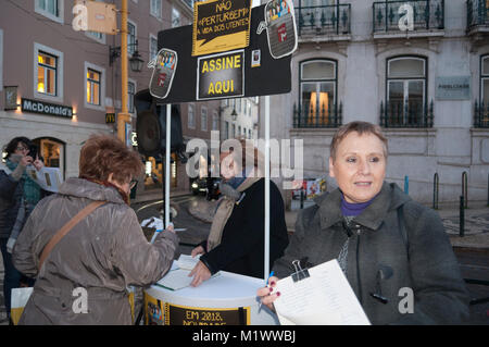 Lissabon, Portugal. 2 Feb, 2018. Straße Demonstration gegen Metro degratation. Öffentlicher Verkehr Die Kommission erste Unterschriften für Petition an Chiado. Credit: Pandora/Alamy leben Nachrichten Stockfoto