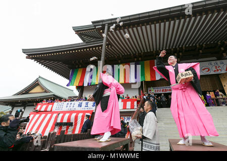 (L und R) Sumo Ringer Kisenosato Yutaka und Hakuho Sho, Teil in der setsubun Festival in der naritasan Shinshoji Temple nehmen am 3. Februar 2018 in Chiba, Japan. Japanische Prominente und Sumo Ringer nahmen an dem jährlichen Festival in der naritasan Shinshoji Temple. Die Menschen feiern der traditionellen Veranstaltung durch das Werfen von Sojabohnen, die außerhalb ihrer Häuser, böse Geister abzuwehren und laden Sie Glück. Credit: Rodrigo Reyes Marin/LBA/Alamy leben Nachrichten Stockfoto