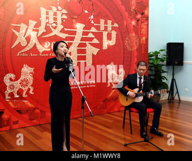 Lissabon, Portugal. 2 Feb, 2018. Menschen führen portugiesischen Fado "Lissabon - Schöne Mädchen" während einer chinesischen Neue Jahr Gala an die chinesische Botschaft in Lissabon, Portugal, 24.02.2, 2018. Credit: Zhang Liyun/Xinhua/Alamy leben Nachrichten Stockfoto