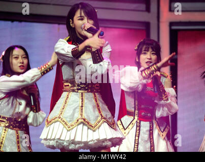 Shanghai, Shanghai, China. 2 Feb, 2018. Shanghai, China - 2. Februar 2018: Das chinesische Mädchen idol Gruppe SNH 48 halten Konzert in Shanghai. SNH 48 ist eine chinesische Idol Mädchen Gruppe in Shanghai, China. Nach AKB 48 des Erstellers Yasushi Akimoto das Konzept der ''Idole sie treffen können'', die Gruppe verfügt über Dutzende von weiblichen Mitgliedern rund um das Alter von 20 Jahren, die regelmäßig im eigenen Theater in der Gruppe und die Interaktion mit den Fans überwiegend über Handshake Veranstaltungen durchführen. Credit: SIPA Asien/ZUMA Draht/Alamy leben Nachrichten Stockfoto