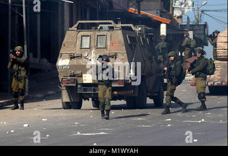 Jenin, West Bank, Palästina. 3 Feb, 2018. Israelische Sicherheitskräfte nehmen Stellung während einer Suche. Credit: Ayman Ameen/APA-Images/ZUMA Draht/Alamy leben Nachrichten Stockfoto