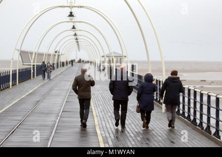 Southport, Merseyside, Großbritannien, 3. Februar 2018. UK Wetter. Feuchten, dunklen, verregneten Tag an der Küste, als Anwohner nehmen Sie leichte Übung auf die Strandpromenade. Credit: MediaWorldImages/AlamyLiveNews. Stockfoto