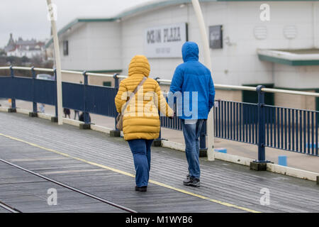 Southport, Merseyside, Großbritannien, 3. Februar 2018. UK Wetter. Feuchten, dunklen, verregneten Tag an der Küste, als Anwohner nehmen Sie leichte Übung auf die Strandpromenade. Credit: MediaWorldImages/AlamyLiveNews. Stockfoto