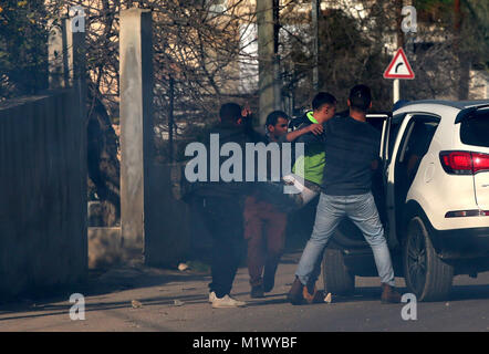 Jenin, West Bank, Palästina. 3 Feb, 2018. Ein verwundeter Palästinensischen Demonstrant ist während einer Suche Betrieb evakuiert. Credit: Ayman Ameen/APA-Images/ZUMA Draht/Alamy leben Nachrichten Stockfoto