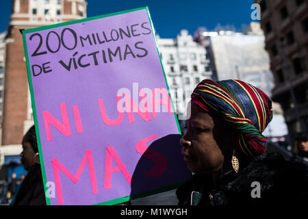 Madrid, Spanien. 3 Feb, 2018. Eine Frau mit einem Plakat mit der Aufschrift "200 Millionen Opfer, niemand mehr "gegen weibliche Genitalverstümmelung in Madrid, Spanien protestiert. Credit: Marcos del Mazo/Alamy leben Nachrichten Stockfoto