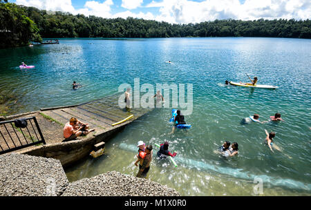 Menschen schwimmen am beliebten Lake Eacham, Atherton Tablelands, Far North Queensland, FNQ, QLD, Australien Stockfoto