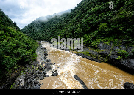 Barron River fließt durch Barron Gorge nach starken Regenfällen in der nassen Jahreszeit, Cairns, Far North Queensland, FNQ, QLD, Australien Stockfoto