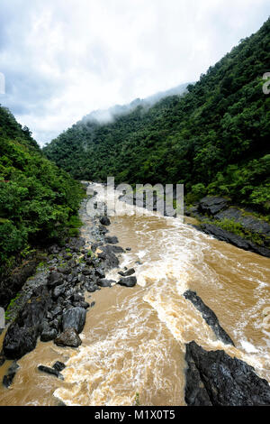 Barron River fließt durch Barron Gorge nach starken Regenfällen in der nassen Jahreszeit, Cairns, Far North Queensland, FNQ, QLD, Australien Stockfoto