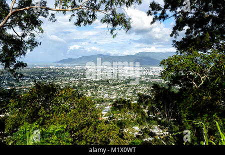 Malerischer Blick auf Cairns von einem Aussichtspunkt auf den See Morris Road, Cairns, Far North Queensland, FNQ, QLD, Australien Stockfoto