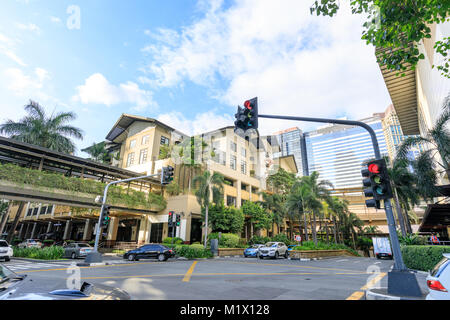MAKATI, Manila, Philippinen - Jan 31, 2018: Blick auf Strasse neben Greenbelt Shopping Mall in Esperanza St. genommen Stockfoto
