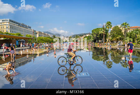 Frankreich, Alpes-de-Haute-Provence, Côte d'Azur, Nizza, den beliebten Wasser Spiegel an der Promenade du Paillon Park Stockfoto