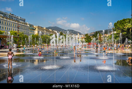 Frankreich, Alpes-de-Haute-Provence, Côte d'Azur, Nizza, den beliebten Wasser Spiegel an der Promenade du Paillon Park Stockfoto