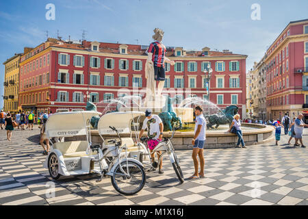 Frankreich, Alpes-de-Haute-Provence, Côte d'Azur, Nizza, Fontaine du Soleil auf der Place Masséna. Die Apollo Statue im Brunnen trägt die Farben der Stockfoto