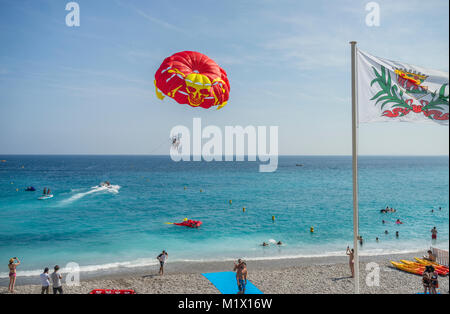 Frankreich, Alpes-de-Haute-Provence, Côte d'Azur, Nizza, Parasailing an Opéra Plage, Quai des Etats-Unis Stockfoto