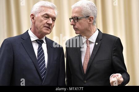 Wolga Gruppe Gründer Gennady Timchenko, Links, Chats mit Präsident Dabei geht der Industrie- und Handelskammer Emmanuel Quidet, bei einem Treffen mit Präsident Wladimir Putin und der Gruppe Januar 31, 2018 in Novo-Ogaryovo, Moskau, Russland. Stockfoto