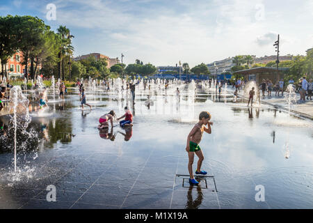 Frankreich, Alpes-de-Haute-Provence, Côte d'Azur, Nizza, den beliebten Wasser Spiegel an der Promenade du Paillon Park Stockfoto