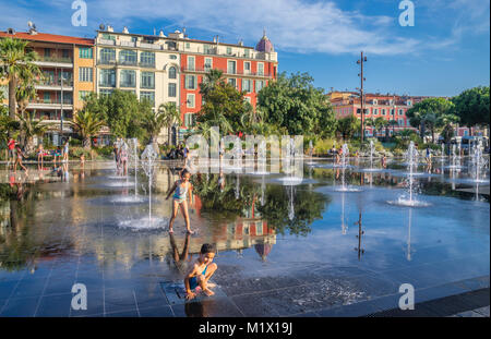 Frankreich, Alpes-de-Haute-Provence, Côte d'Azur, Nizza, den beliebten Wasser Spiegel an der Promenade du Paillon Park Stockfoto