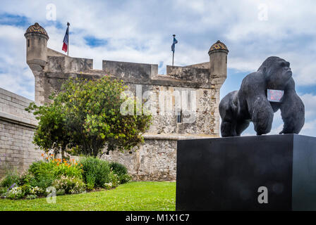 Frankreich, Gruppe Alpes-Maritime Abteilung, Côte d'Azur, Menton, Skulptur der Gorilla Harambe im Bastion Museum Stockfoto