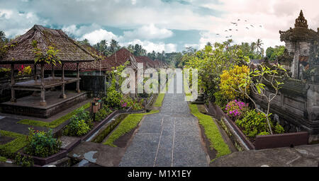 Penglipuran ist ein traditionelles balinesisches Dorf in Bangli Regency mit Bale Bengong für Sitzung (Pavillon) und geraden Straße Stockfoto