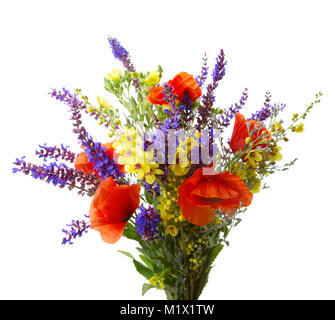 Bunter Strauß von roten Mohnblumen und anderen Wildblumen (Wiese Salbei, schwarze Königskerze) isoliert auf weiss. Stockfoto