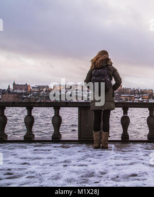 Mit Blick auf die Skyline von Stockholm, Schweden in der Mitte des skandinavischen Winters, über den Creek. Stockfoto