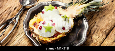 Eis in einer Ananas bowl.Organic Vanilleeis Stockfoto