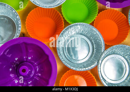 Bunte Silikon Form für das Kochen von Muffins und Kuchen. Stockfoto