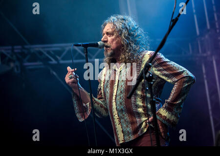 Der englische Sänger, Songwriter und Musiker Robert Plant führt ein Live Konzert mit der Band den sensationellen Platz Schalthebel an der Norwegischen Musik Festival Bergenfest 2014. Robert Plant ist am besten als Sänger und Texter der Band Led Zeppelin bekannt. Norwegen, 12.06.2014. Stockfoto