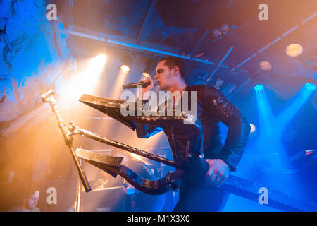 Norwegen, Bergen - 30. November 2017. Der norwegischen Black Metal Band Satyricon führt ein Live Konzert in Hulen in Bergen. Hier Sänger Satyr gesehen wird live auf der Bühne. (Foto: Gonzales Foto - Jarle H. Moe). Stockfoto