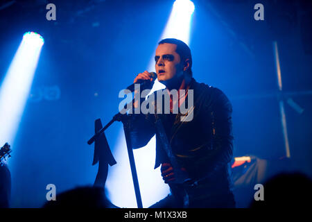 Norwegen, Bergen - 30. November 2017. Der norwegischen Black Metal Band Satyricon führt ein Live Konzert in Hulen in Bergen. Hier Sänger Satyr gesehen wird live auf der Bühne. (Foto: Gonzales Foto - Jarle H. Moe). Stockfoto