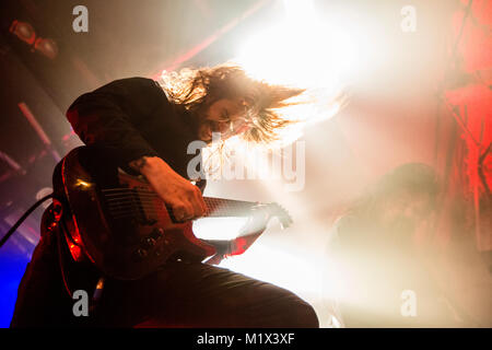 Norwegen, Bergen - 30. November 2017. Der norwegischen Black Metal Band Satyricon führt ein Live Konzert in Hulen in Bergen. Hier Gitarristen Steinar Gundersen aka Azarak gesehen wird live auf der Bühne. (Foto: Gonzales Foto - Jarle H. Moe). Stockfoto