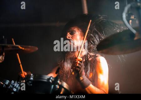 Norwegen, Bergen - 30. November 2017. Der norwegischen Black Metal Band Satyricon führt ein Live Konzert in Hulen in Bergen. Hier Schlagzeuger Frost gesehen wird live auf der Bühne. (Foto: Gonzales Foto - Jarle H. Moe). Stockfoto