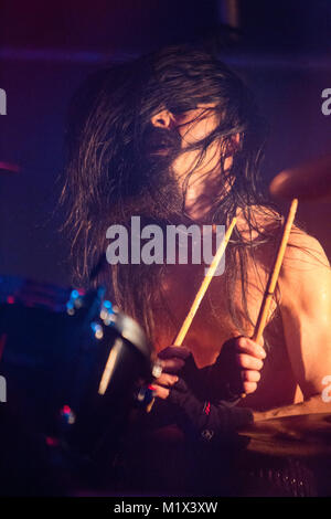 Norwegen, Bergen - 30. November 2017. Der norwegischen Black Metal Band Satyricon führt ein Live Konzert in Hulen in Bergen. Hier Schlagzeuger Frost gesehen wird live auf der Bühne. (Foto: Gonzales Foto - Jarle H. Moe). Stockfoto