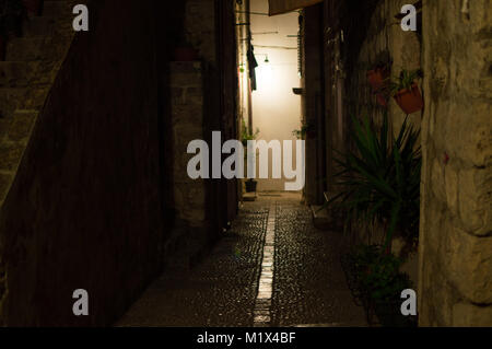 Malerische beleuchteten Gasse in Dubrovnik, Kroatien Stockfoto
