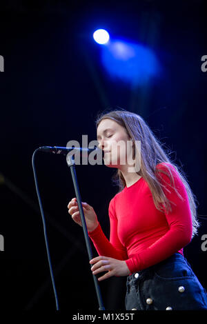 Norwegen, Bergen - Juni 15., 2017. Die norwegische Sängerin und Songwriterin Sigrid führt ein Live Konzert während der norwegischen Musik Festival Bergenfest 2017 in Bergen. Stockfoto