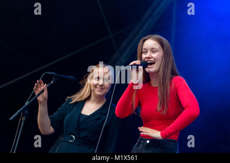 Norwegen, Bergen - Juni 15., 2017. Die norwegische Sängerin und Songwriterin Sigrid führt ein Live Konzert während der norwegischen Musik Festival Bergenfest 2017 in Bergen. Stockfoto