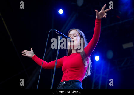 Norwegen, Bergen - Juni 15., 2017. Die norwegische Sängerin und Songwriterin Sigrid führt ein Live Konzert während der norwegischen Musik Festival Bergenfest 2017 in Bergen. Stockfoto