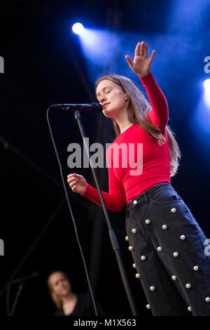 Norwegen, Bergen - Juni 15., 2017. Die norwegische Sängerin und Songwriterin Sigrid führt ein Live Konzert während der norwegischen Musik Festival Bergenfest 2017 in Bergen. Stockfoto