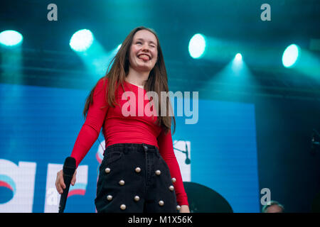 Norwegen, Bergen - Juni 15., 2017. Die norwegische Sängerin und Songwriterin Sigrid führt ein Live Konzert während der norwegischen Musik Festival Bergenfest 2017 in Bergen. Stockfoto