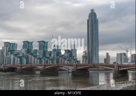 2. Februar 2018. Gebäude bei Nine Elms mit der Vauxhall Bridge im Vordergrund, London, UK entwickelt wird. Credit: Malcolm Park/Alamy. Stockfoto