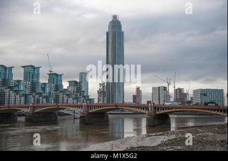 2. Februar 2018. Gebäude bei Nine Elms mit der Vauxhall Bridge im Vordergrund, London, UK entwickelt wird. Credit: Malcolm Park/Alamy. Stockfoto