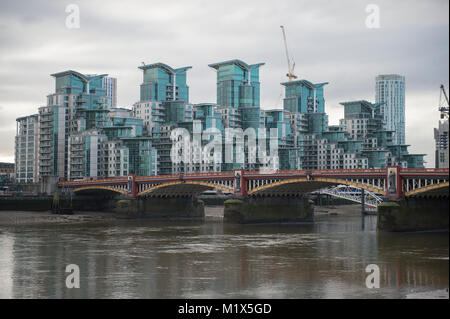 2. Februar 2018. Gebäude bei Nine Elms mit der Vauxhall Bridge im Vordergrund, London, UK entwickelt wird. Credit: Malcolm Park/Alamy. Stockfoto