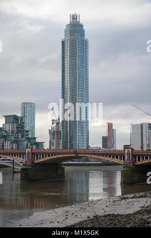 2. Februar 2018. Gebäude bei Nine Elms mit der Vauxhall Bridge im Vordergrund, London, UK entwickelt wird. Credit: Malcolm Park/Alamy. Stockfoto