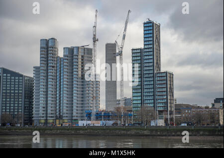 Hohes Wohngebäude im Bau an Lambeth in London, UK. Credit: Malcolm Park/Alamy. Stockfoto