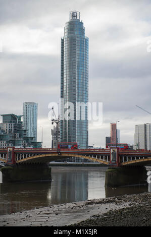 2. Februar 2018. Gebäude bei Nine Elms mit der Vauxhall Bridge im Vordergrund, London, UK entwickelt wird. Credit: Malcolm Park/Alamy. Stockfoto