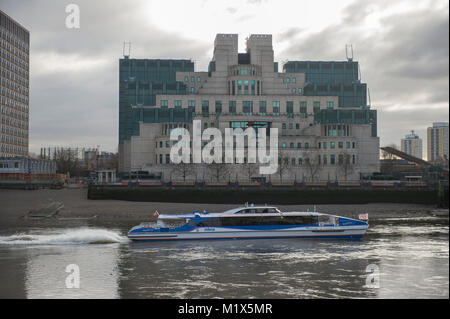 MI6 Hauptquartier, die mit dem Übertragen von Fluss-Bus bei Vauxhall in London, UK. Credit: Malcolm Park/Alamy. Stockfoto