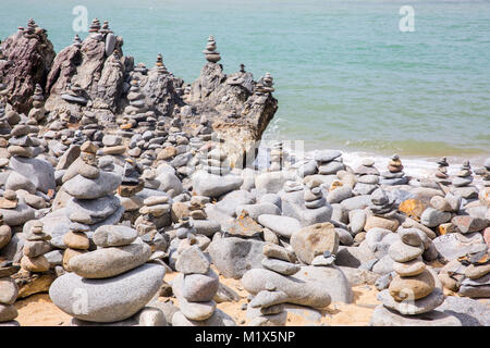 Steine gestapelt in einer Ausbildung an einem Strand zwischen Cairns und Port Douglas in Far North Queensland, Australien Stockfoto