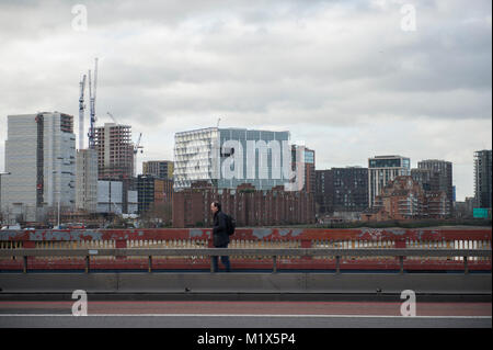 2. Februar 2018. Gebäude bei Nine Elms mit der Vauxhall Bridge im Vordergrund, London, UK entwickelt wird. Credit: Malcolm Park/Alamy. Stockfoto