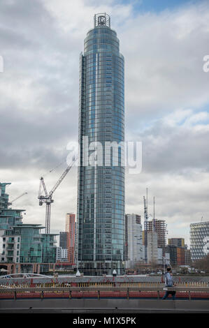 2. Februar 2018. Gebäude bei Nine Elms mit der Vauxhall Bridge im Vordergrund, London, UK entwickelt wird. Credit: Malcolm Park/Alamy. Stockfoto